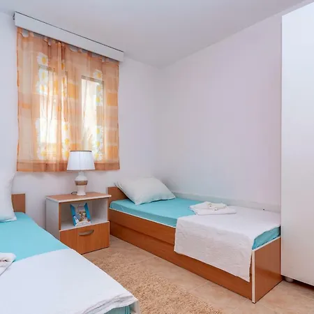 Pod Maslinom Apartment Sreser